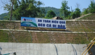 THI CÔNG QUẢNG CÁO NGOÀI TRỜI ĐANG LÊN NGÔI