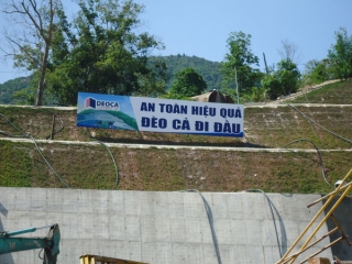 THI CÔNG QUẢNG CÁO NGOÀI TRỜI ĐANG LÊN NGÔI